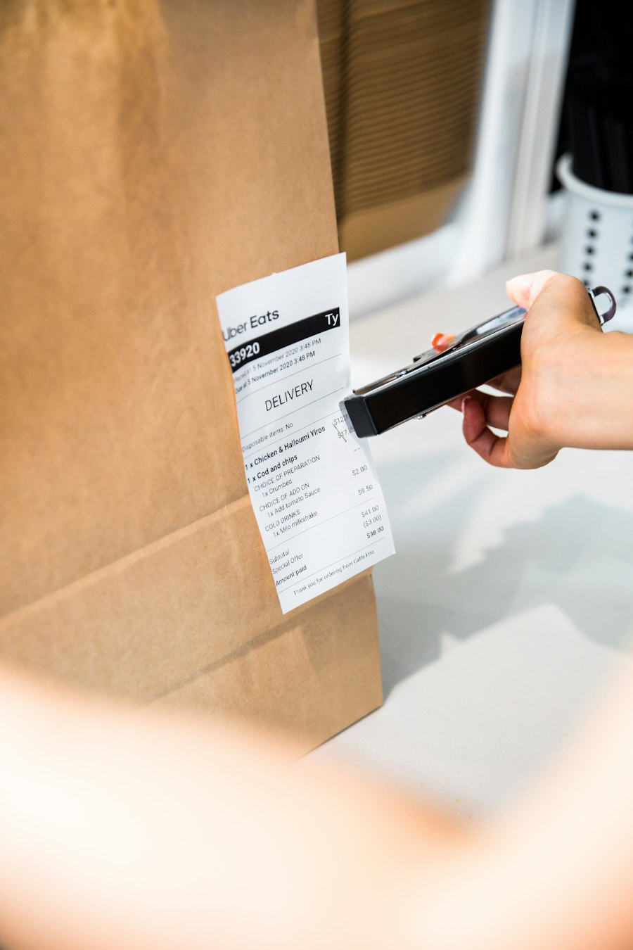 Delivery agent printing a receipt with a portable printer